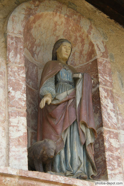 photo de Sainte Colombe avec son ours  située dans une niche au dessus du portail