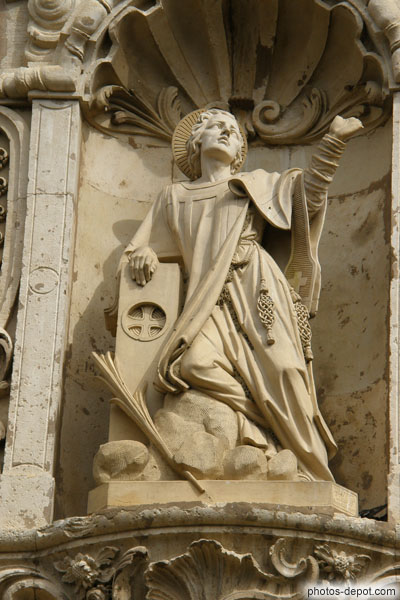 photo de St Etienne martyr lapidé, au fronton de l'église, dressé sur un tas de pierres