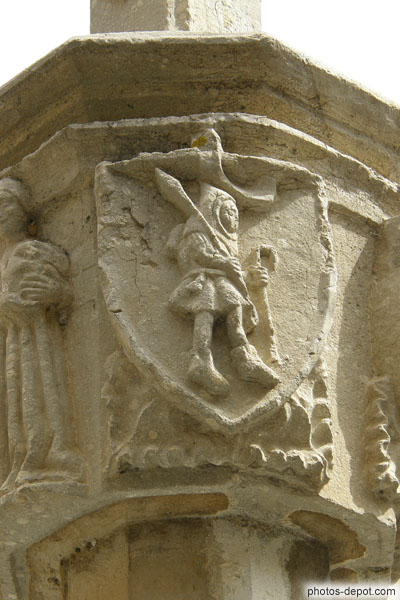 photo de le messager, pèlerin avec canne sculpté sur la Creu, grande croix des chemins médiévale