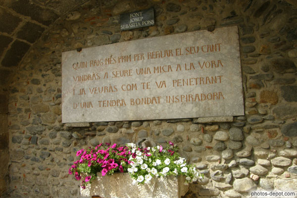 photo de Fontaine dédiée au poète Catalan Josep Sebastià Pons, plaça del Ram