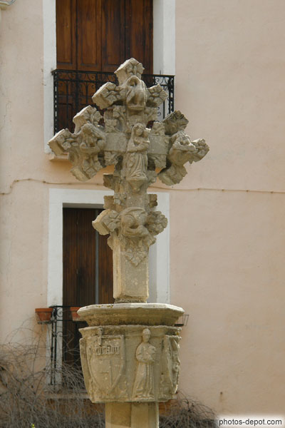 photo de Vierge à l'enfant, la Creu, grande croix des chemins médiévale, plaça del Ram, construite à la façon des croix processionnelles