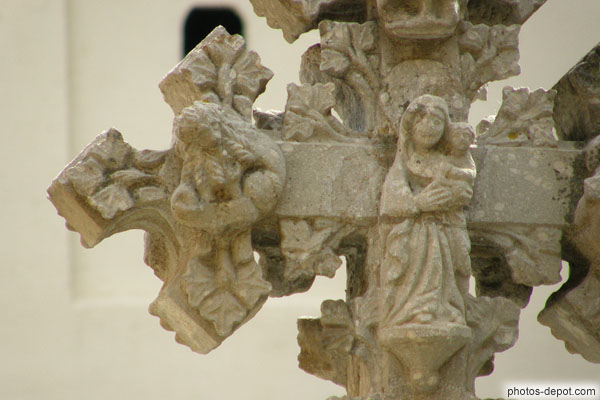 photo de Lion et Vierge à l'enfant, détail sculptures la Creu, plaça del Ram