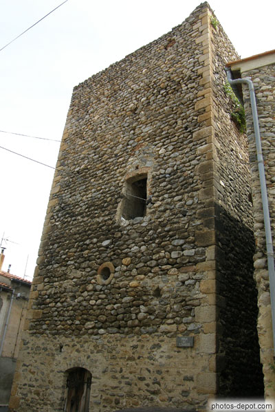 photo de tour médiévale de l'Alexis construite en galets de rivière