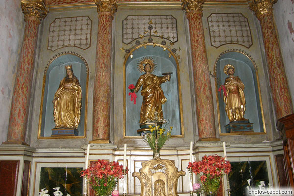 photo de Retable de 1752 d'Antoine Martin Plassa. Sainte Lucie est entourée de Ste Philomène et de St Féréol tandis qu'au sommet on découvre une très belle statue baroque de St Gaudérique, le Saint patron des laboureurs du Conflent, du Vallespir et du Roussillon