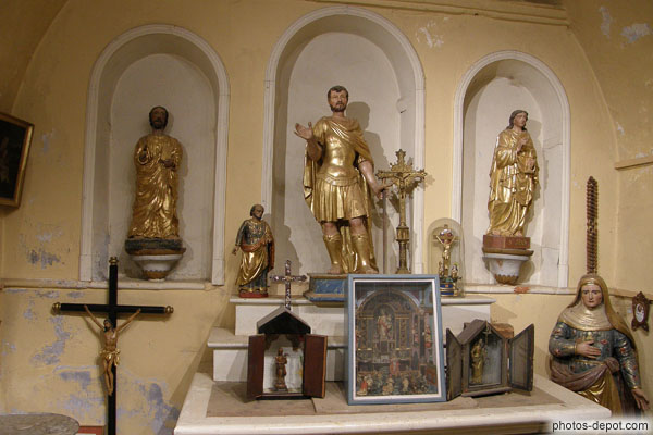 photo de statues et objets religieux dans chapelle latÃ©rale