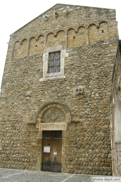 photo de Facade de l'église pré-romane Saint André