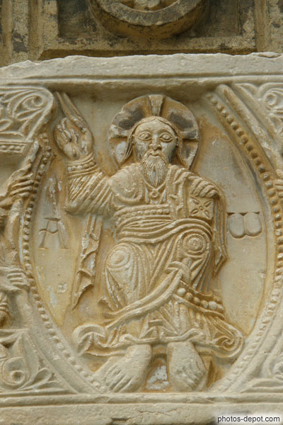 photo de Christ bénissant dans une mandorle, Linteau de marbre du portail