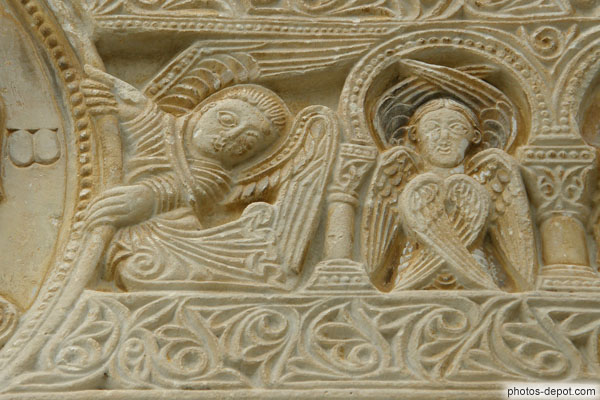 photo de Portail au linteau de marbre : Sous arcades à colonnettes, séraphins à 6 ailes, entourés de rinceaux.