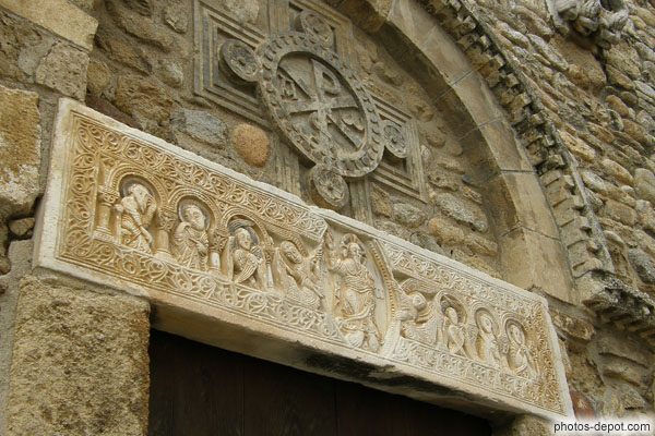 photo de Linteau sculpté au Christ, Séraphins et Apôtres
