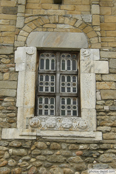 photo de Fenêtre encadrée de marbre sculpté, sur facade
