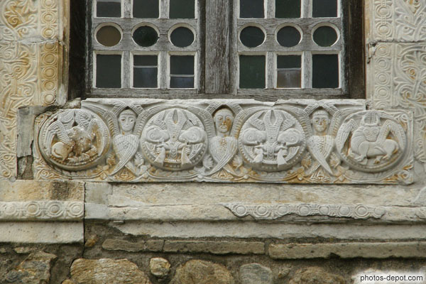 photo d'encadrement de marbre décoré d'anges et symboles des évangélistes