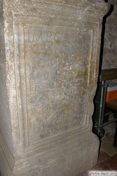 photo de stèle (cippe) portant le nom de l'empereur Gordien.