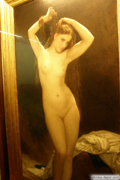 photo de peinture de femme nue se tenant les cheveux