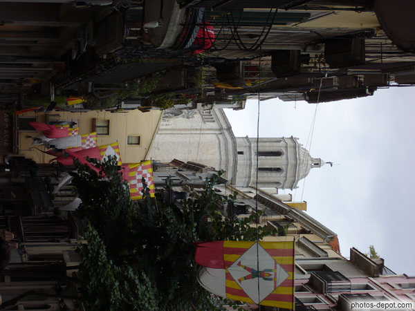 photo de rue aux banières et tour de la cathédrale