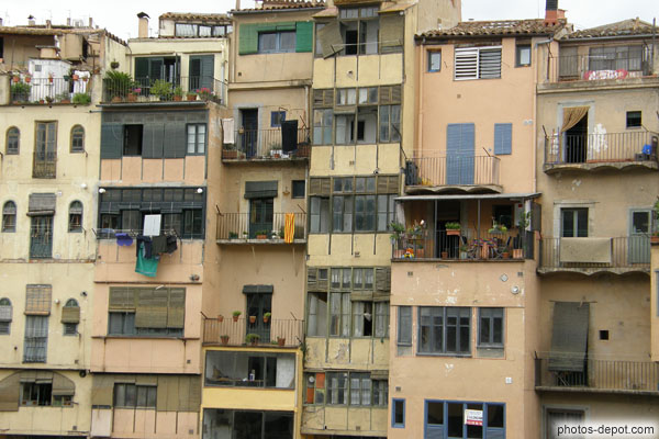 photo de maisons aux balcons bigarrés