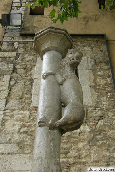 photo de Lleona attachée à sa colonne semble tenter d'échapper aux touristes qui veulent selon  la tradition, embrasser son postérieur...