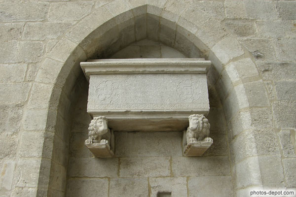 photo d'Un des riches sarcophages romains enchassés dans les murs de l'église San Feliu