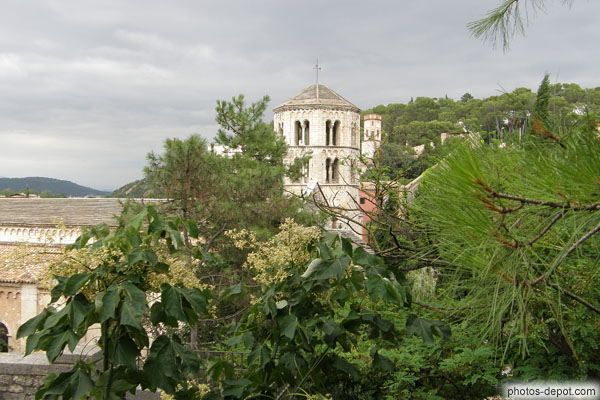 photo de tour San Pere Gallicans dans les feuillages des jardins de la cathédrale