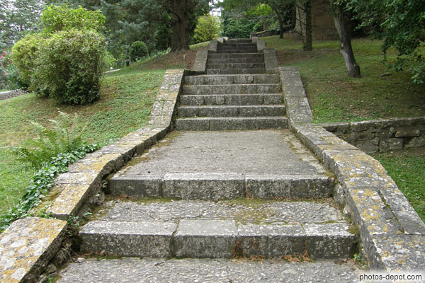 photo d'escaliers des jardins de la cathédrale