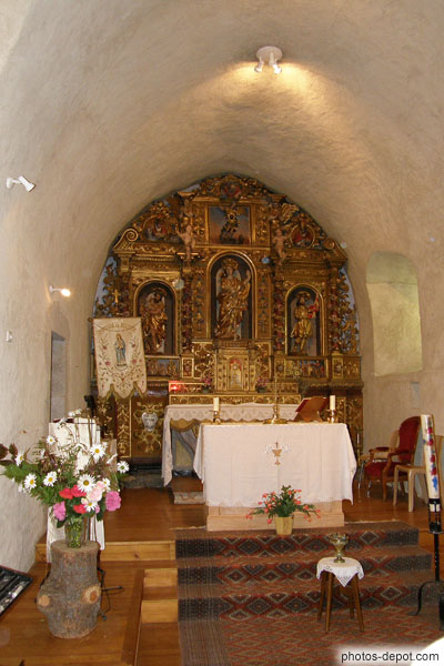 photo de beau rétable baroque de l'autel principal