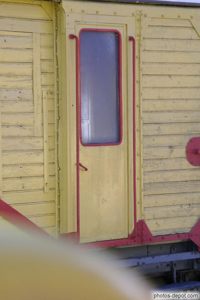 photo de porte de wagon de bois