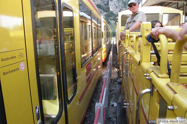 photo de train jaune panoramique