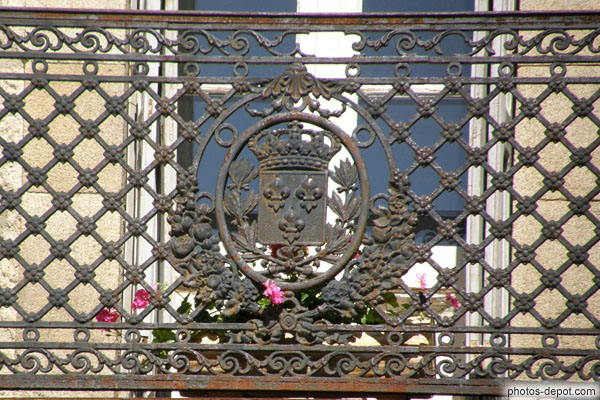 photo de grille balcon au blason aux trois fleurs de lys