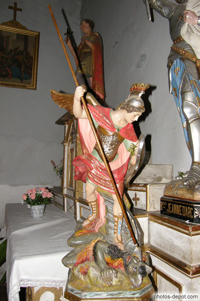 photo de Saint Michel à longue lance transperçant le dragon