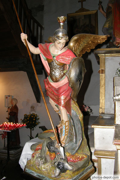 photo de St Michel archange transperçant Lucifer