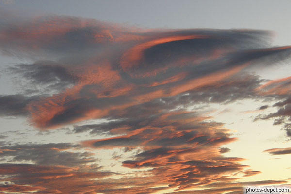 photo de nuage en forme d'oiseau aux ailes déployées