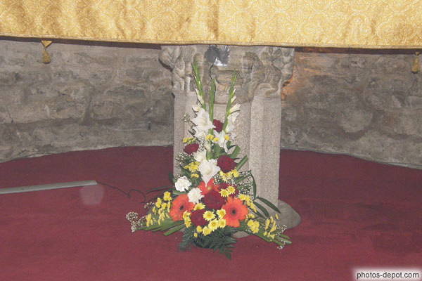photo de sculptures sur pied de la table d'autel