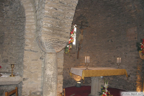 photo d'autels et colonnes monolithes galbées