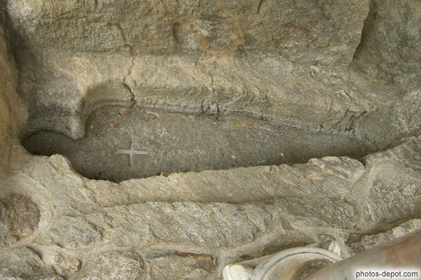photo de Tombe du Comte de Cerdagne Guifred II creusée dans le roc