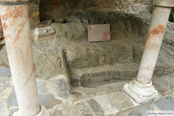 photo de tombe du Comte de Cerdagne Guifred II et tombe de son épouse creusés à même le roc