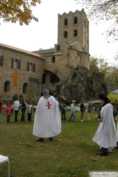 photo de combat de croisés devant l'abbaye