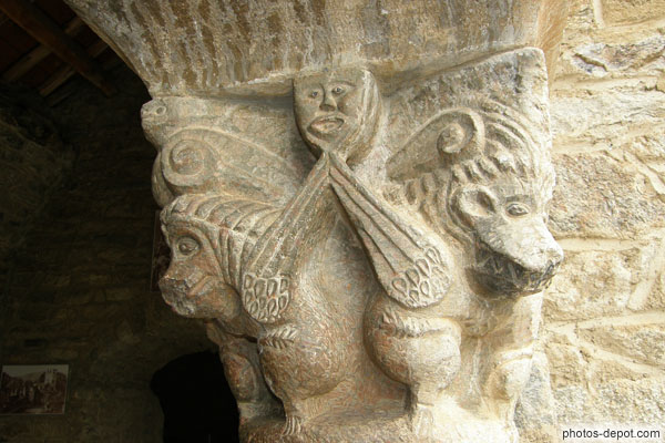 photo de monstres mythiques sur colonnes du cloitre