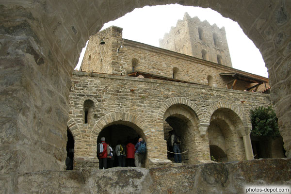 photo d'Abbaye vue du cloître