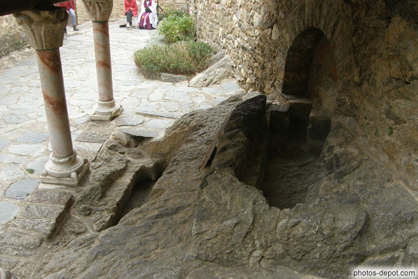 photo de Tombes creusées dans le roc de Guifred II, comte de Cerdagne et sa femme