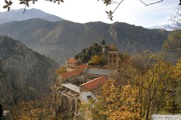 photo d'Abbaye dans l'écrin montagneux