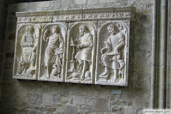 photo de Les quatre évangélistes, bas relief en pierre de Caen