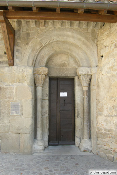 photo de 2 colonnes entourant la porte d'entrÃ©e de l'Ã©glise