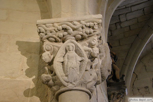 photo de Chapiteau moyenageux de la Vierge en Gloire