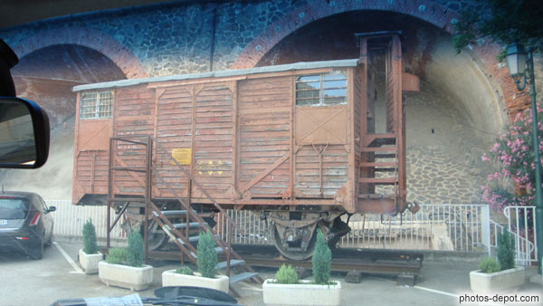photo de Wagon de fer et de bois