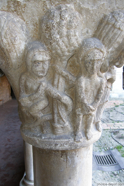 photo d'Adam et Eve sur chapiteau du cloître