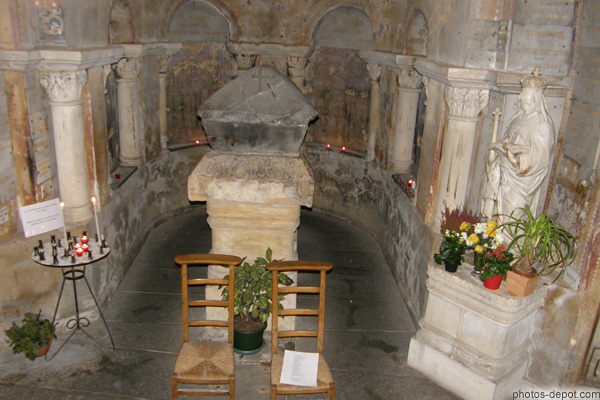 photo de Dasn la crypte : le tombeau de sainte Radegonde, reine de France