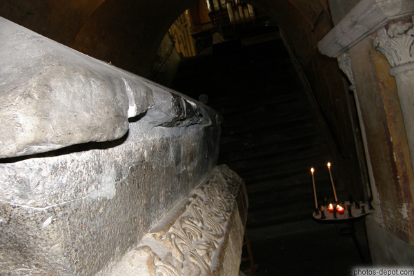 photo de tombe de Sainte Radegonde dans la crypte de l'église