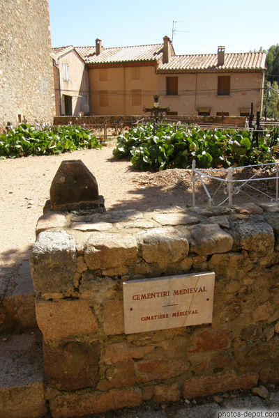photo de Cementiri Medieval : Cimetière Médiéval