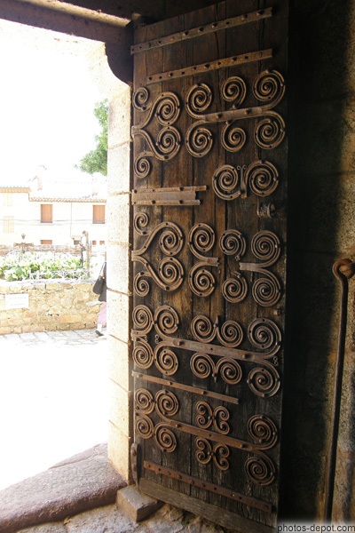 photo de Belles pentures catalanes de fer forgé sur porte de l'église