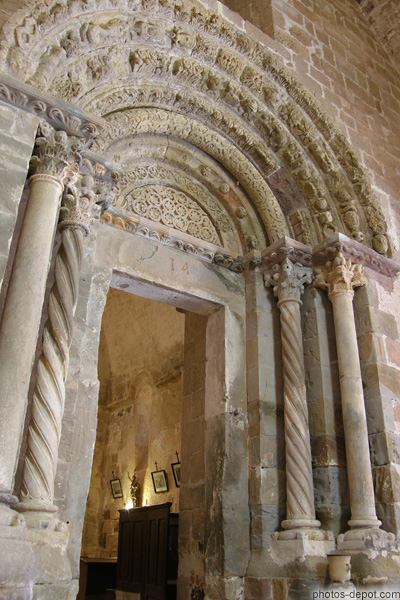 photo de Portail intérieur à 6 archivoltes finement sculptées