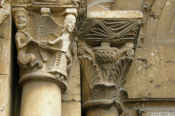 photo de chapiteaux sculptés d'ange et démon, et de palmettes